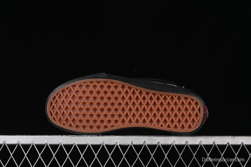 Vans Knu Skool Low Top Retro Casual Vulcanized Slip-On Shoes in Black - VN000CRPBMA