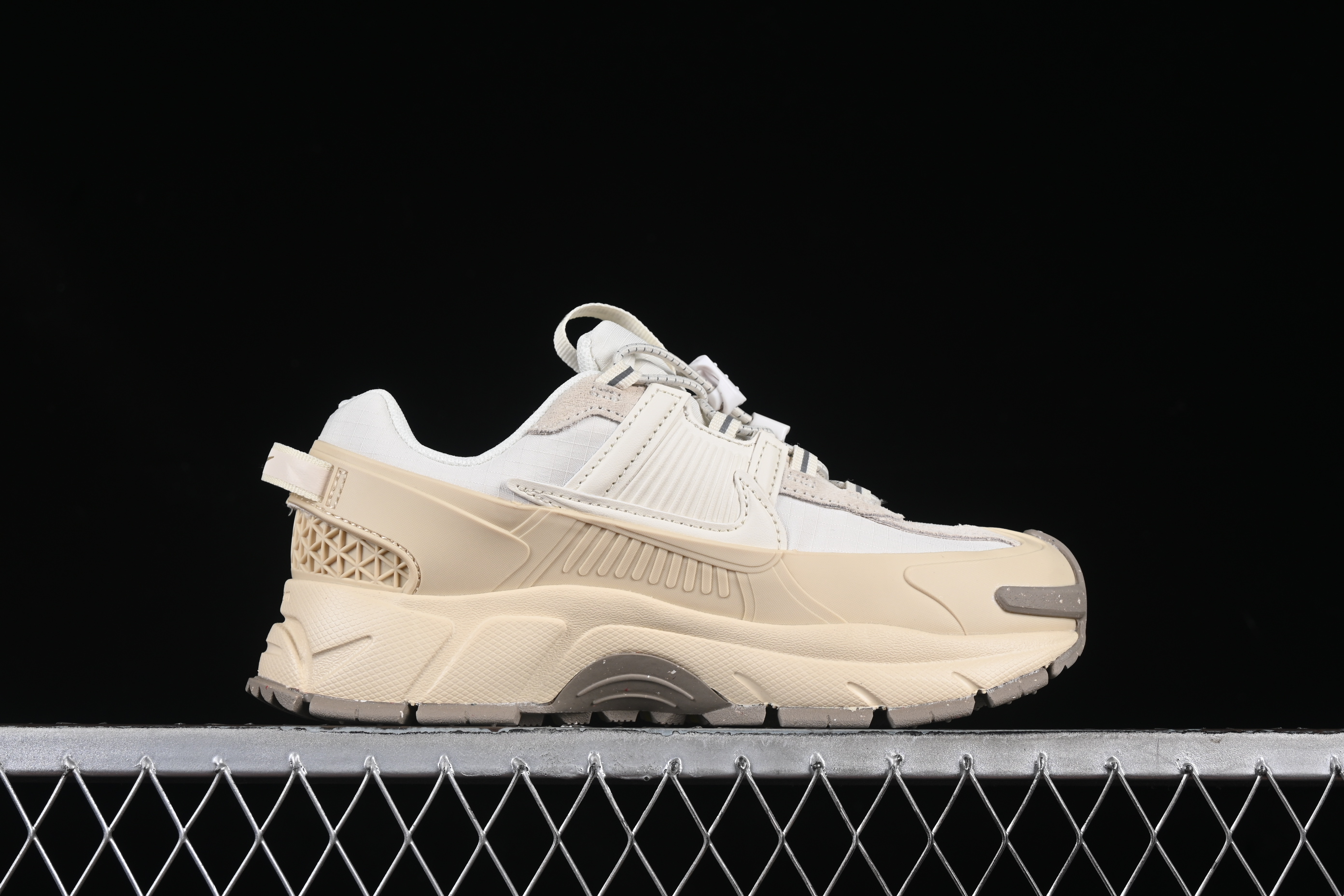Nike Zoom Vomero 5 Retro Marathon Casual Running Shoes with Thick Sole and Height Increasing Design - FV2295-101