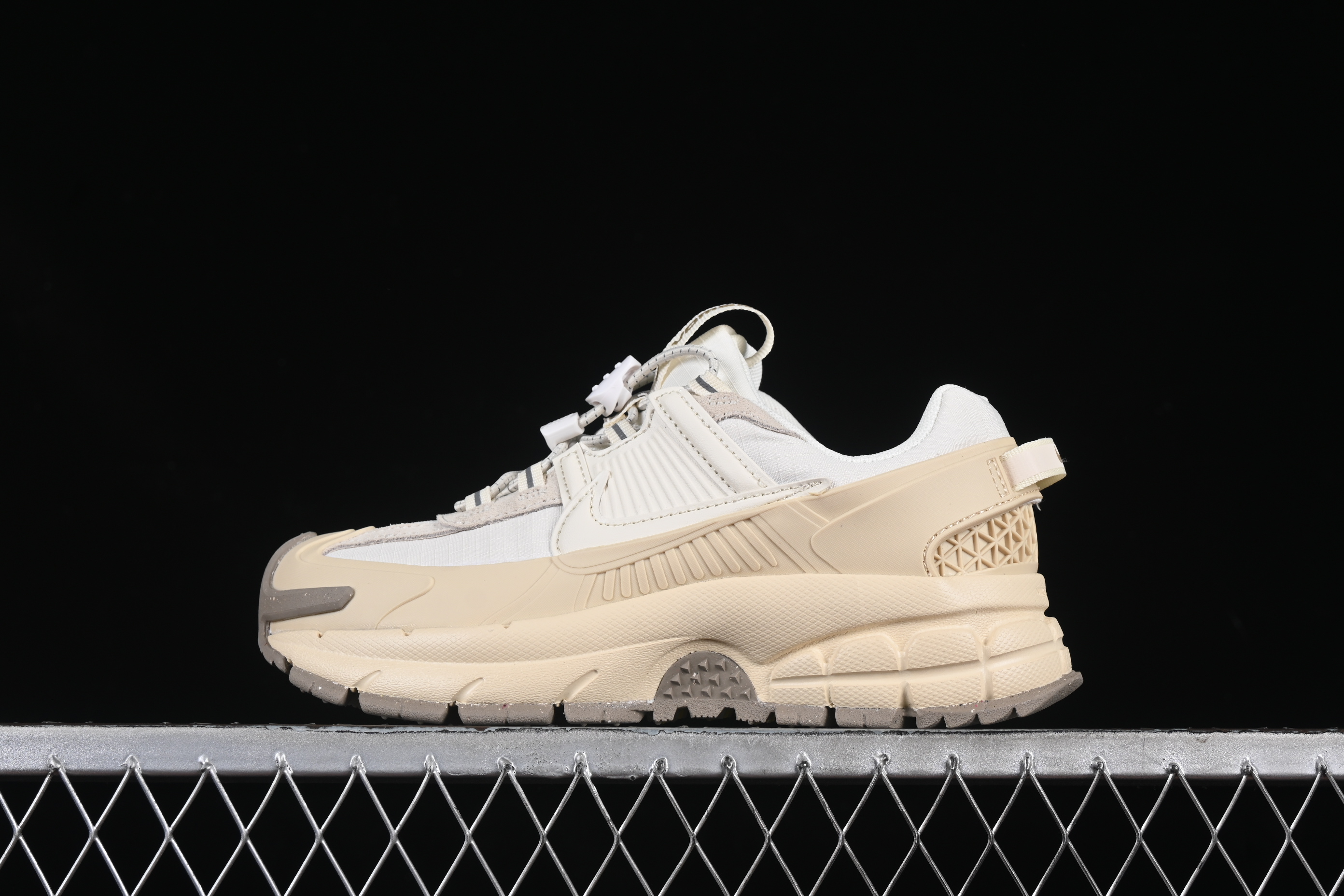 Nike Zoom Vomero 5 Retro Marathon Casual Running Shoes with Thick Sole and Height Increasing Design - FV2295-101