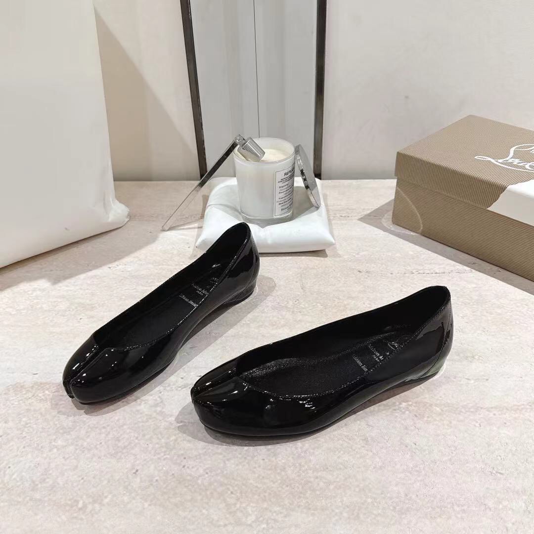 2025 Women MM6 Black Patent Leather Tabi Ballet Flats KFY00280