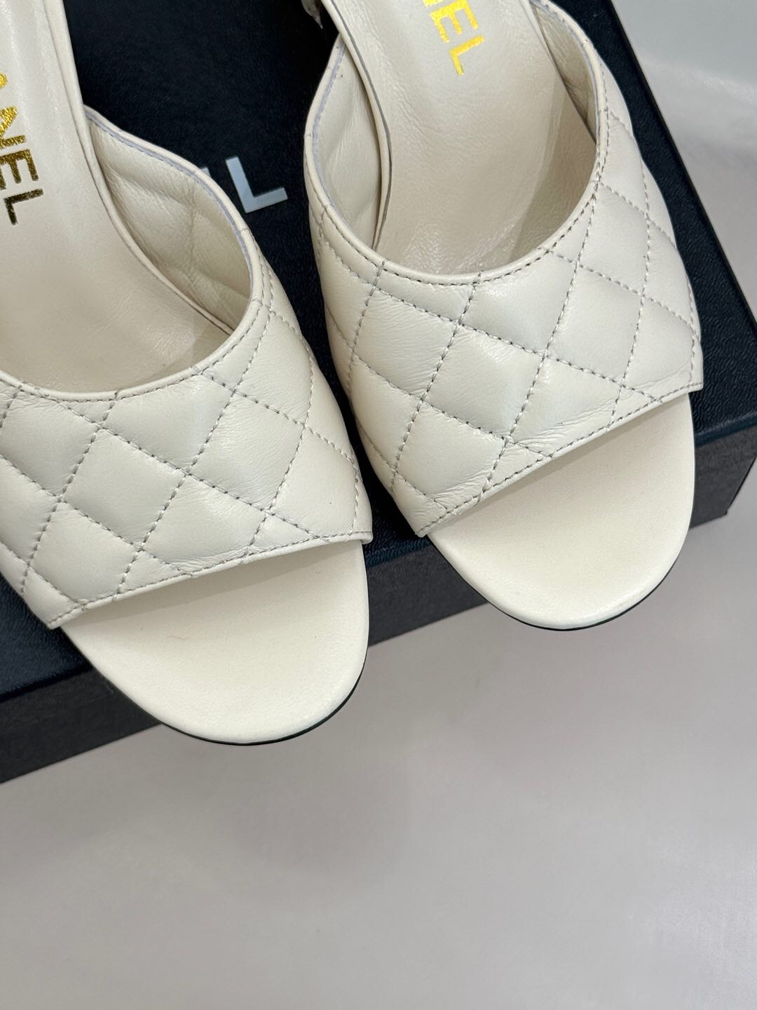 2025 Women Chanel White Lambskin High Heel Slippers Quilted KFY00260