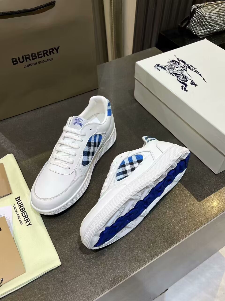 Burberry 2025/SS Italian-Made Sneakers with Equestrian Knight Design Label - KFY00300