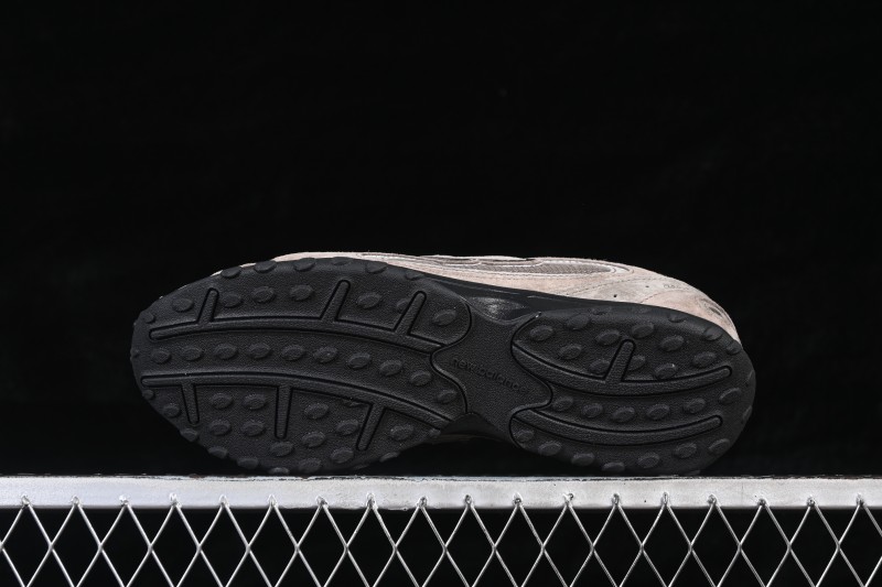 New Balance 204 Retro Running Shoes with Breathable Mesh Upper and Cushioned Sole - U204L3K9